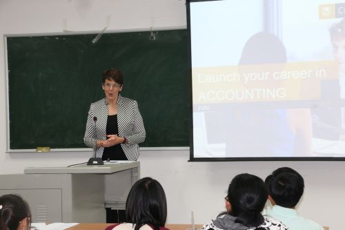 十大买球官网举办2015级国际班新生专业介绍会