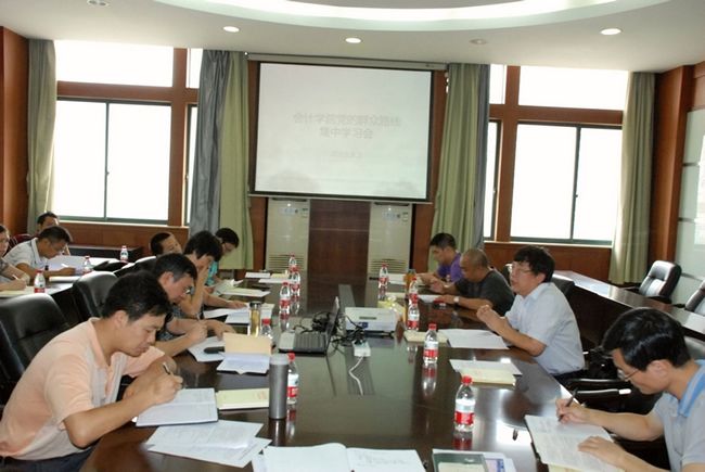 十大买球平台排行榜举行党的群众路线集中学习会